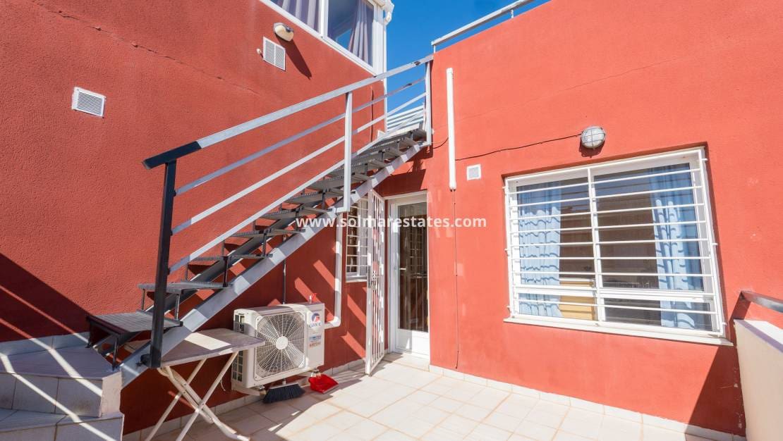 2 bedroom Semi-detached Villa for sale in Villamartin with pool - € 189,000 (Ref: 9976681)
