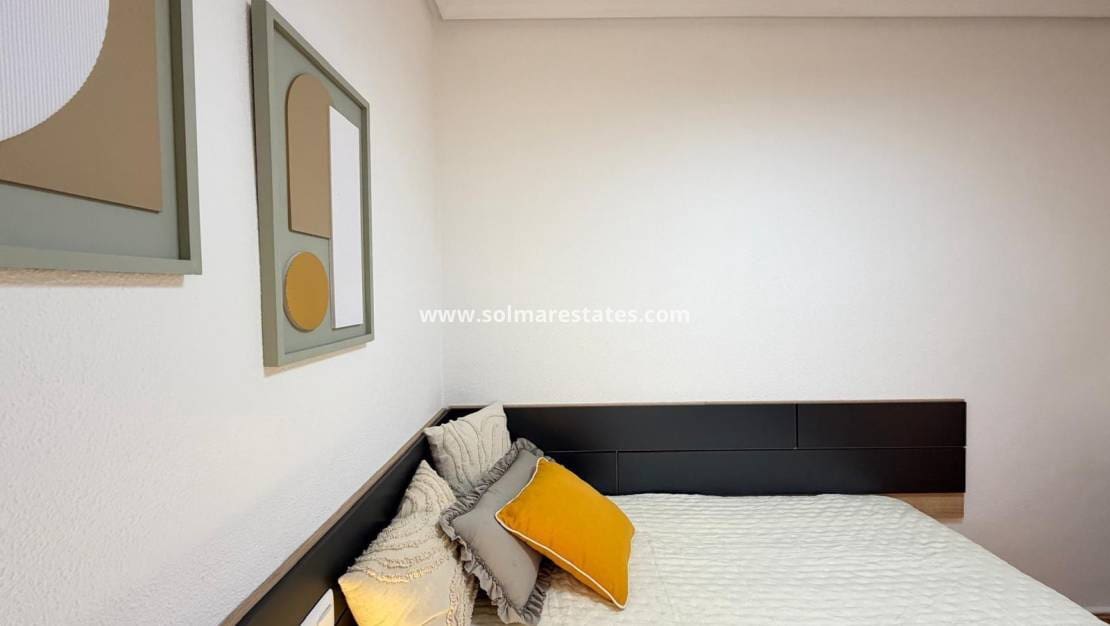 2 Zimmer Apartment zu verkaufen in Torrevieja - 144.900 € (Ref: 9977714)