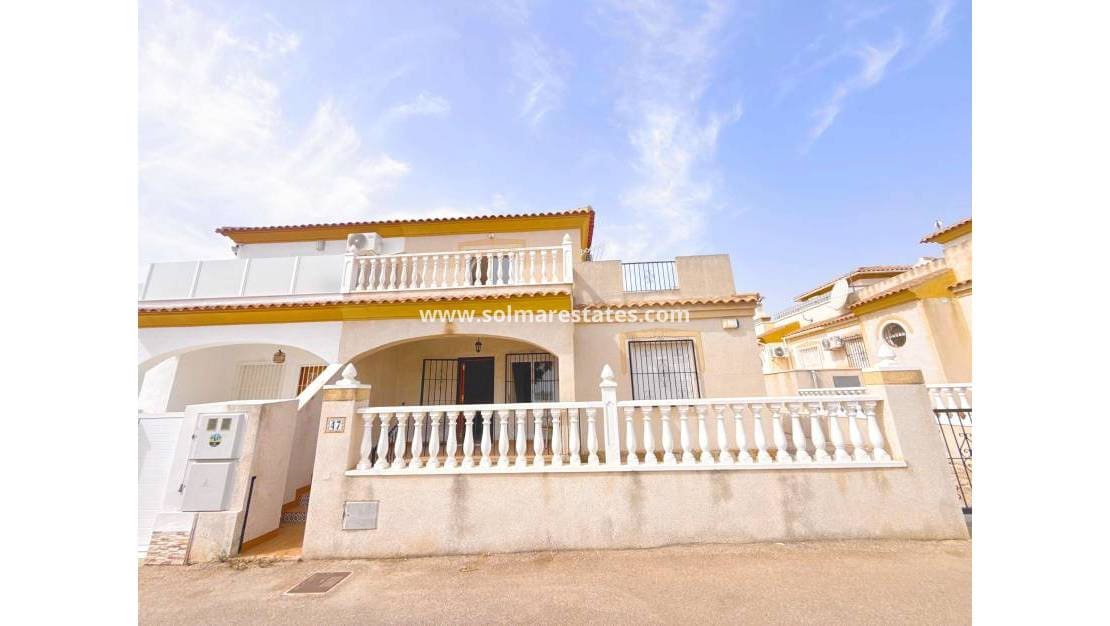 Pareado de 3 habitaciones en Villamartin en venta con piscina - 179.950 € (Ref: 9980641)