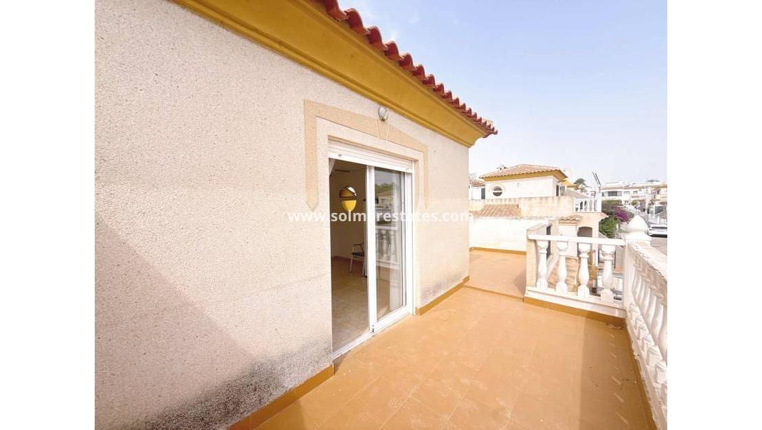 Pareado de 3 habitaciones en Villamartin en venta con piscina - 179.950 € (Ref: 9980641)