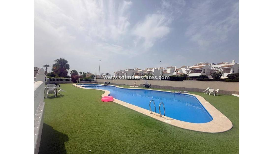 Pareado de 3 habitaciones en Villamartin en venta con piscina - 179.950 € (Ref: 9980641)