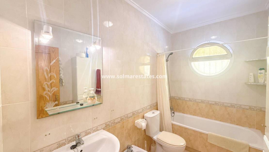 Pareado de 3 habitaciones en Villamartin en venta con piscina - 179.950 € (Ref: 9980641)