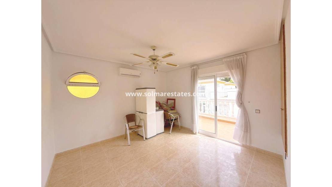 Pareado de 3 habitaciones en Villamartin en venta con piscina - 179.950 € (Ref: 9980641)