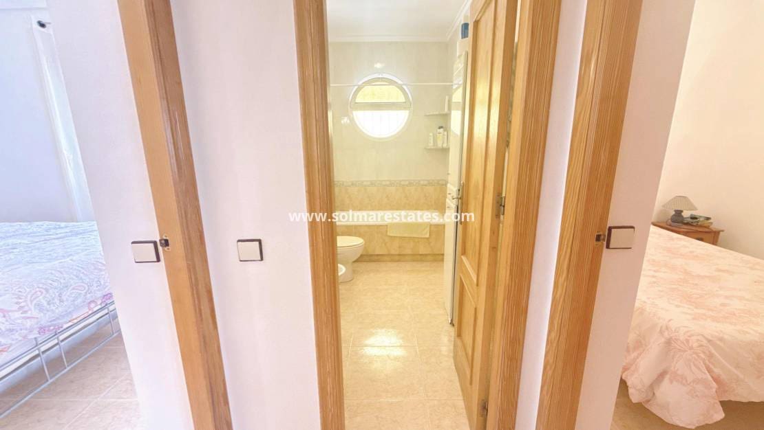 Pareado de 3 habitaciones en Villamartin en venta con piscina - 179.950 € (Ref: 9980641)