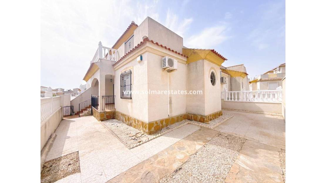 Pareado de 3 habitaciones en Villamartin en venta con piscina - 179.950 € (Ref: 9980641)