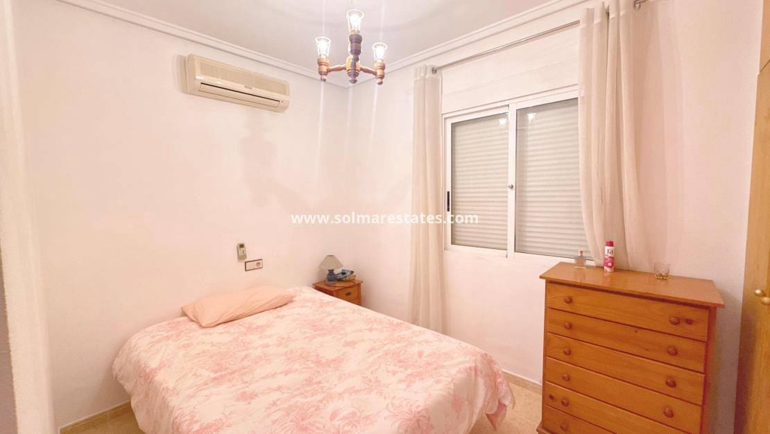 Pareado de 3 habitaciones en Villamartin en venta con piscina - 179.950 € (Ref: 9980641)
