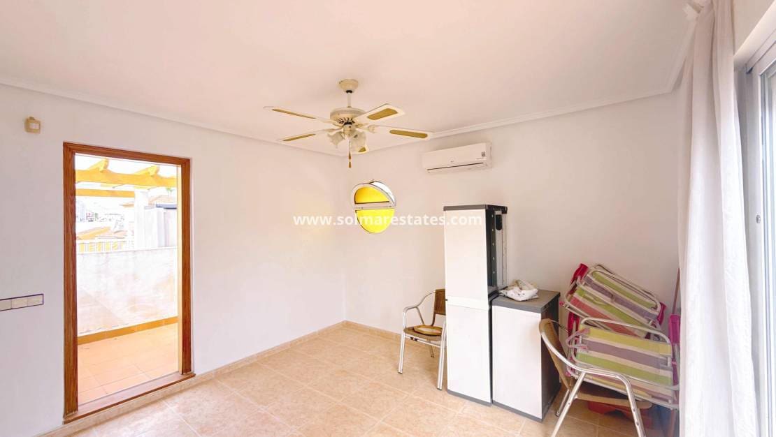 Pareado de 3 habitaciones en Villamartin en venta con piscina - 179.950 € (Ref: 9980641)