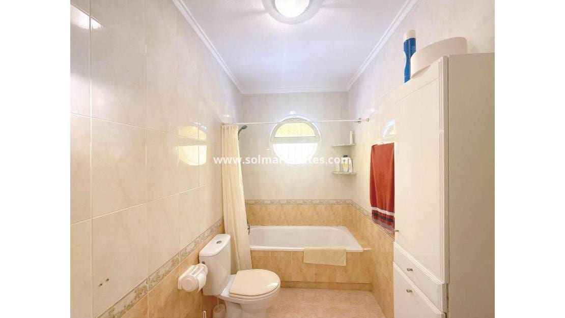 Pareado de 3 habitaciones en Villamartin en venta con piscina - 179.950 € (Ref: 9980641)