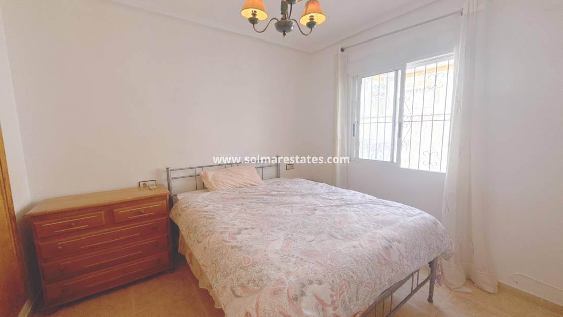 Pareado de 3 habitaciones en Villamartin en venta con piscina - 179.950 € (Ref: 9980641)