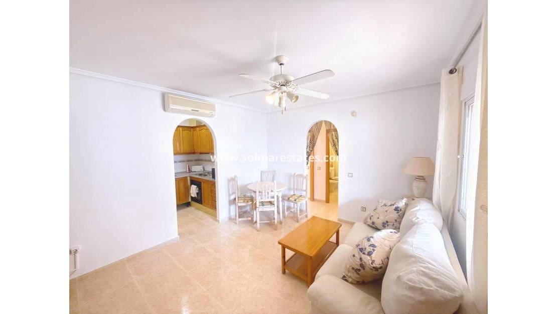 Pareado de 3 habitaciones en Villamartin en venta con piscina - 179.950 € (Ref: 9980641)
