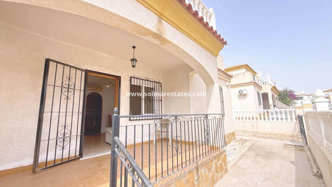 Pareado de 3 habitaciones en Villamartin en venta con piscina - 179.950 € (Ref: 9980641)