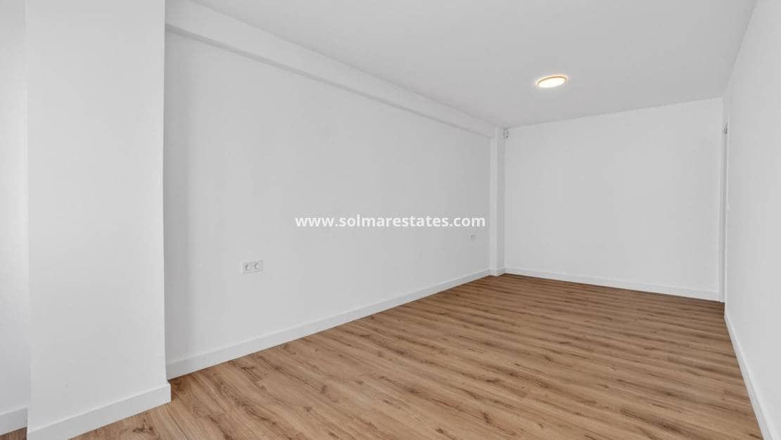 3 bedroom Apartment for sale in Torrevieja - € 130,000 (Ref: 9981348)