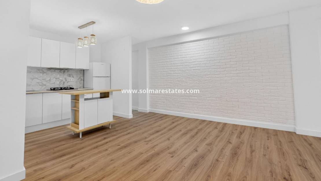 3 bedroom Apartment for sale in Torrevieja - € 130,000 (Ref: 9981348)