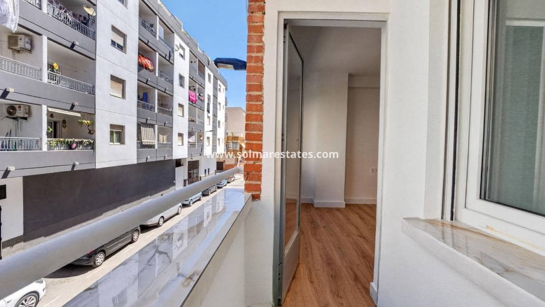 3 bedroom Apartment for sale in Torrevieja - € 130,000 (Ref: 9981348)