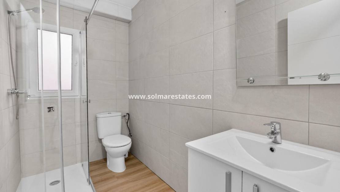 3 bedroom Apartment for sale in Torrevieja - € 130,000 (Ref: 9981348)