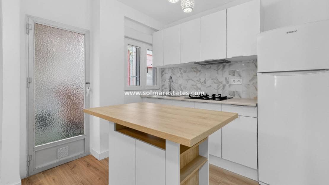 3 bedroom Apartment for sale in Torrevieja - € 130,000 (Ref: 9981348)