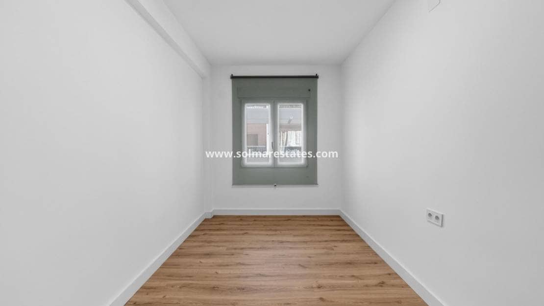 3 bedroom Apartment for sale in Torrevieja - € 130,000 (Ref: 9981348)