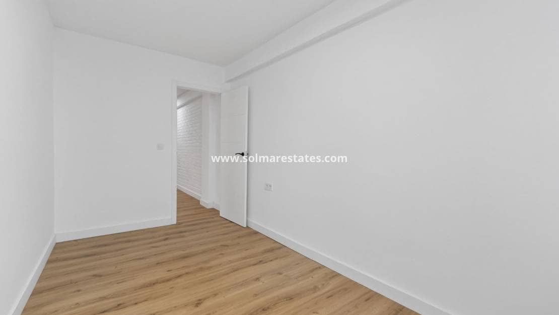 3 bedroom Apartment for sale in Torrevieja - € 130,000 (Ref: 9981348)