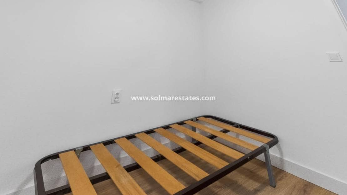 3 bedroom Apartment for sale in Torrevieja - € 130,000 (Ref: 9981348)