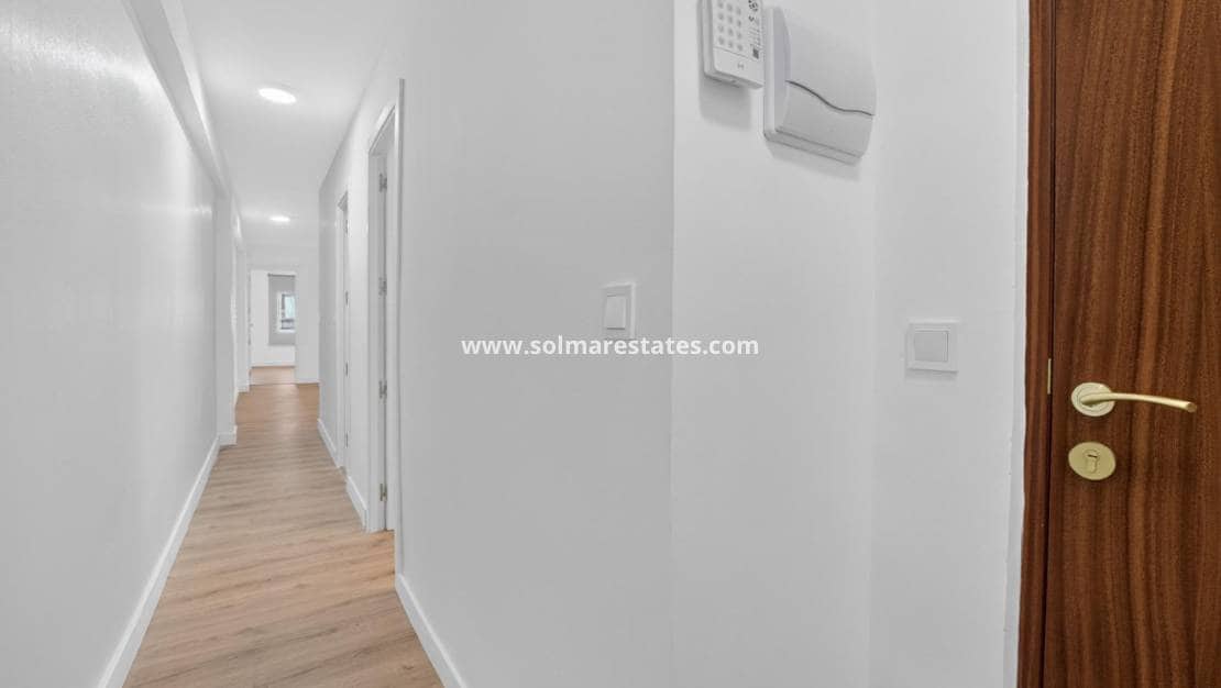 3 bedroom Apartment for sale in Torrevieja - € 130,000 (Ref: 9981348)