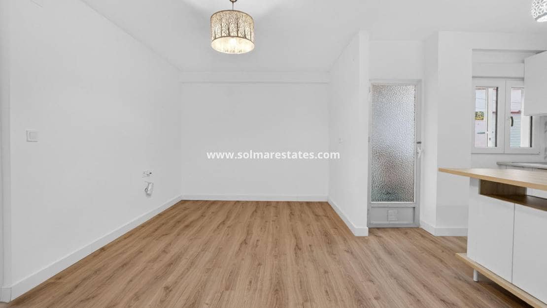3 bedroom Apartment for sale in Torrevieja - € 130,000 (Ref: 9981348)