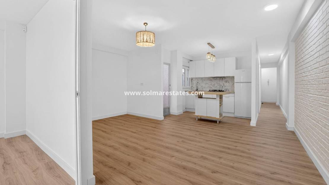 3 bedroom Apartment for sale in Torrevieja - € 130,000 (Ref: 9981348)