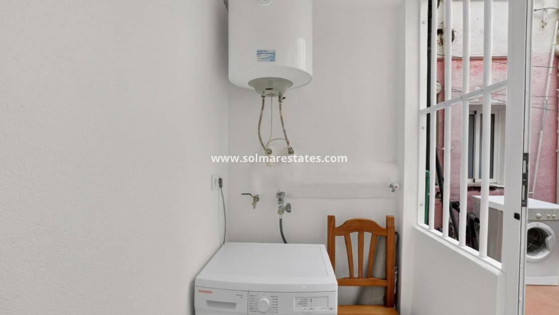 3 bedroom Apartment for sale in Torrevieja - € 130,000 (Ref: 9981348)