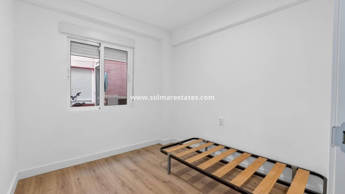 3 bedroom Apartment for sale in Torrevieja - € 130,000 (Ref: 9981348)