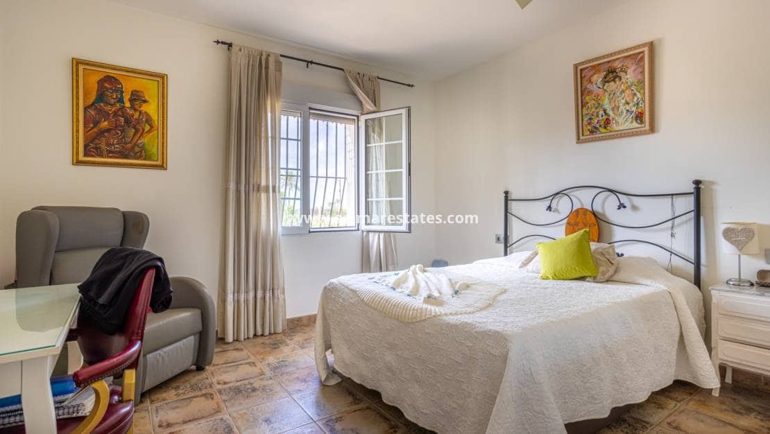 5 Zimmer Villa zu verkaufen in La Hoya mit Pool - 510.000 € (Ref: 9981349)