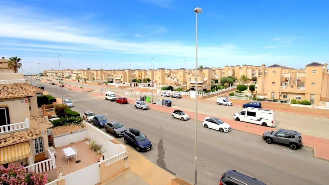 3 soveværelse Semi-Rækkehus til salg i Cabo Roig med swimmingpool - € 229.000 (Ref: 9985667)