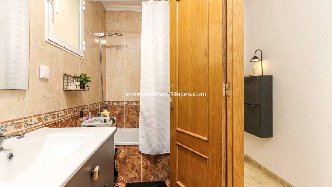 2 Zimmer Apartment zu verkaufen in Torrevieja - 159.940 € (Ref: 9989974)