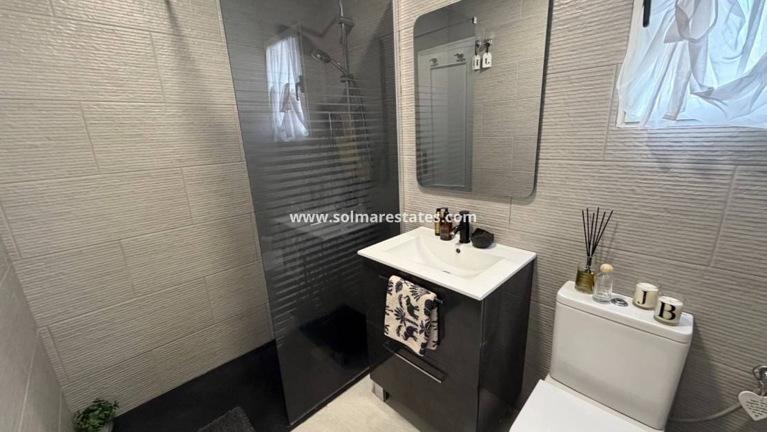 2 slaapkamer Appartement te koop in Los Montesinos met zwembad - € 150.000 (Ref: 9997763)