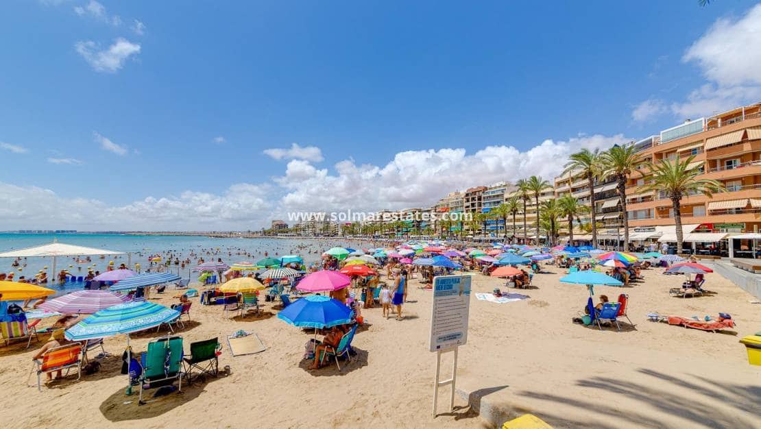 Apartamento de 2 habitaciones en Torrevieja en venta con piscina - 145.000 € (Ref: 9999151)
