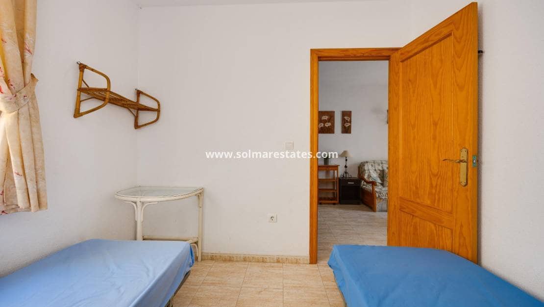 Apartamento de 2 habitaciones en Torrevieja en venta con piscina - 145.000 € (Ref: 9999151)