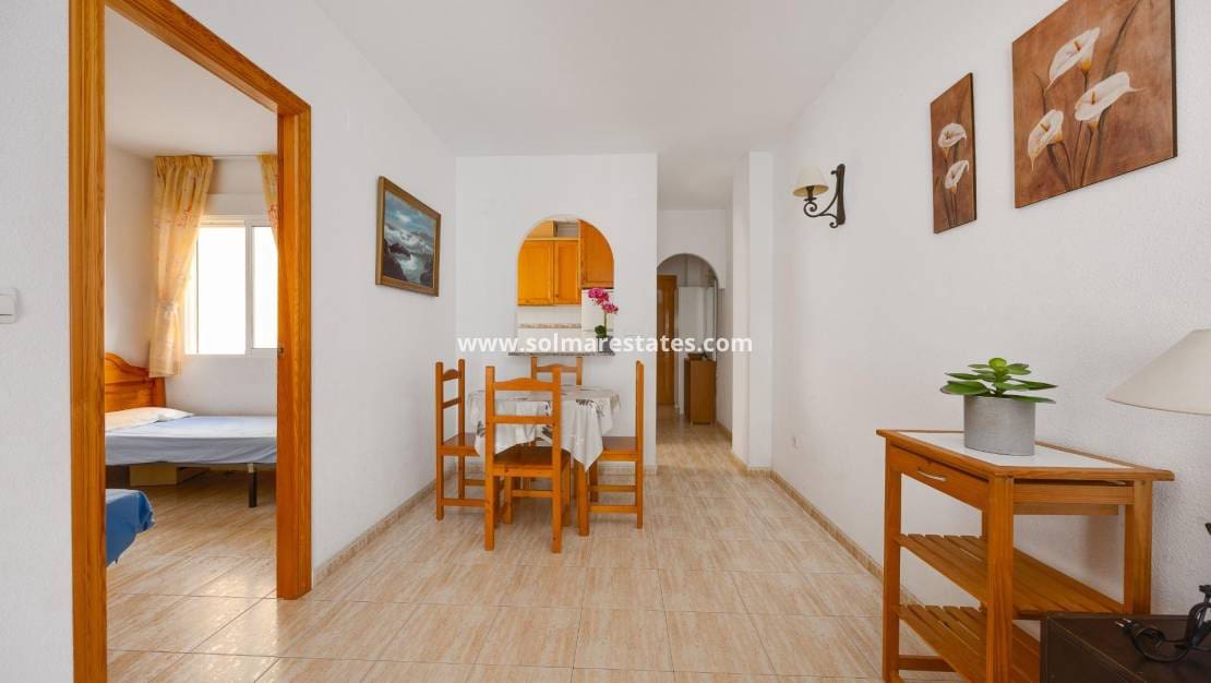 Apartamento de 2 habitaciones en Torrevieja en venta con piscina - 145.000 € (Ref: 9999151)