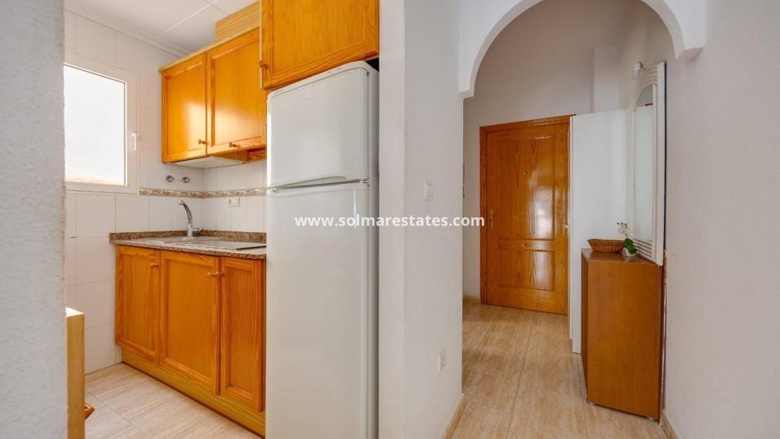 Apartamento de 2 habitaciones en Torrevieja en venta con piscina - 145.000 € (Ref: 9999151)