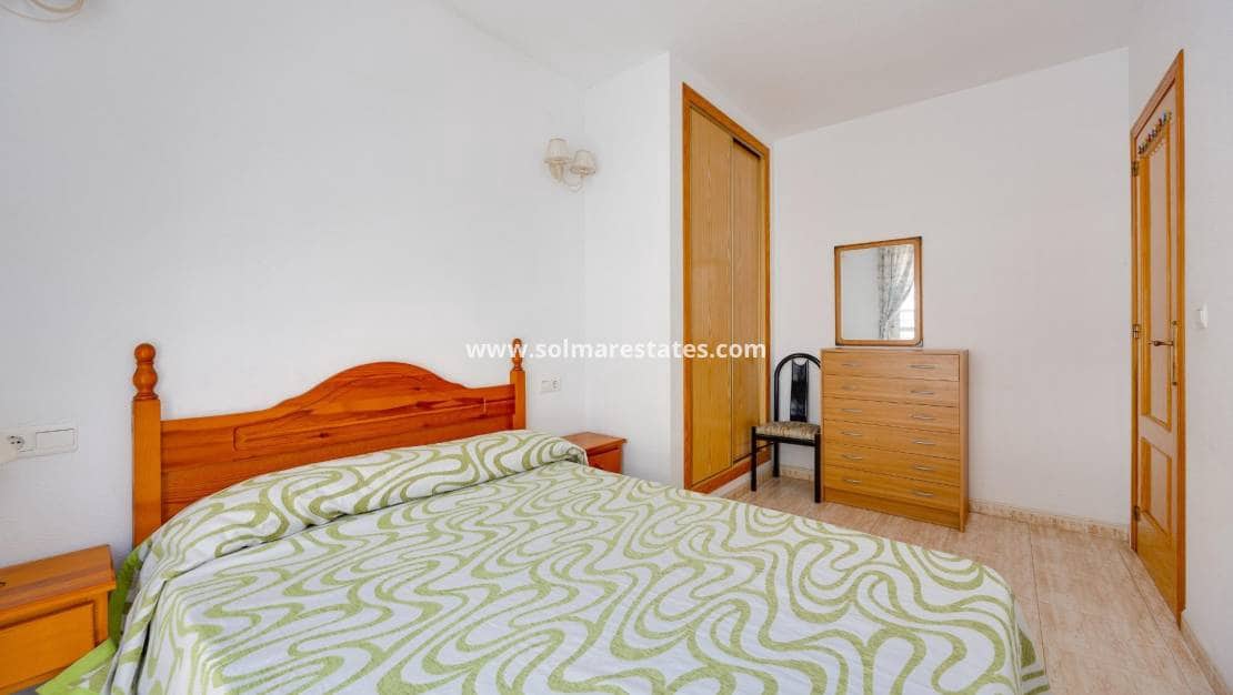 Apartamento de 2 habitaciones en Torrevieja en venta con piscina - 145.000 € (Ref: 9999151)