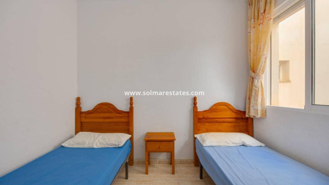 Apartamento de 2 habitaciones en Torrevieja en venta con piscina - 145.000 € (Ref: 9999151)