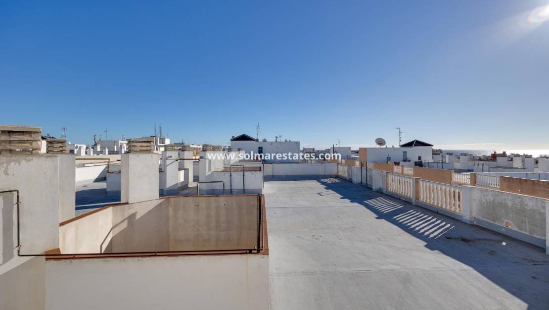 Apartamento de 2 habitaciones en Torrevieja en venta con piscina - 145.000 € (Ref: 9999151)