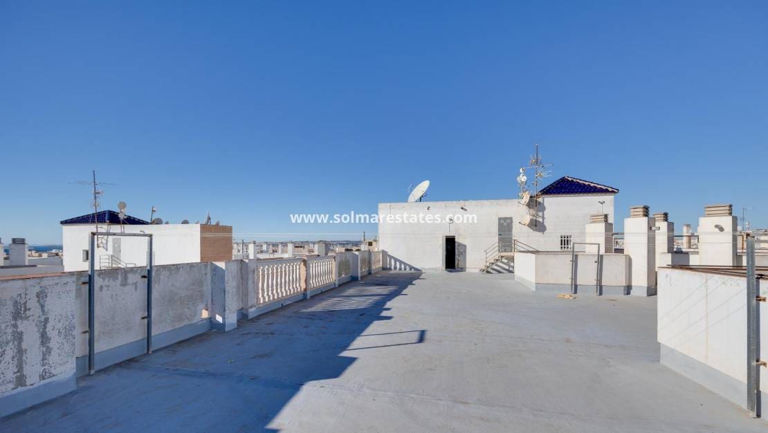 Apartamento de 2 habitaciones en Torrevieja en venta con piscina - 145.000 € (Ref: 9999151)
