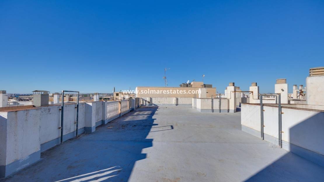 Apartamento de 2 habitaciones en Torrevieja en venta con piscina - 145.000 € (Ref: 9999151)