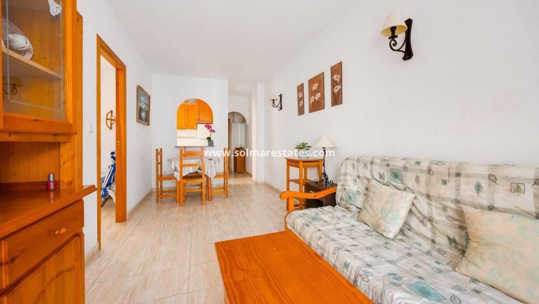 Apartamento de 2 habitaciones en Torrevieja en venta con piscina - 145.000 € (Ref: 9999151)