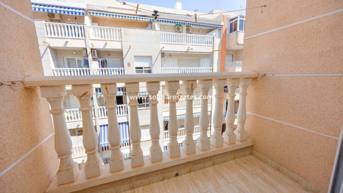 Apartamento de 2 habitaciones en Torrevieja en venta con piscina - 145.000 € (Ref: 9999151)