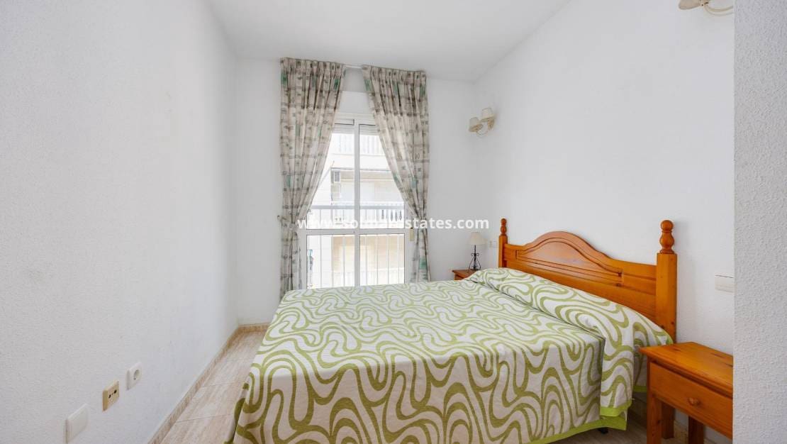 Apartamento de 2 habitaciones en Torrevieja en venta con piscina - 145.000 € (Ref: 9999151)