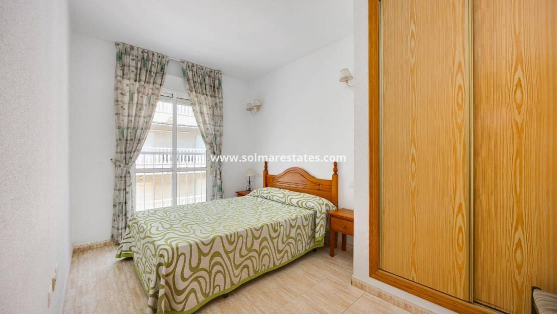 Apartamento de 2 habitaciones en Torrevieja en venta con piscina - 145.000 € (Ref: 9999151)