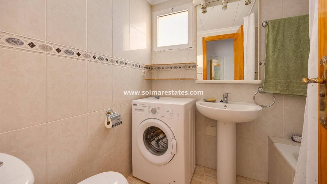 Apartamento de 2 habitaciones en Torrevieja en venta con piscina - 145.000 € (Ref: 9999151)