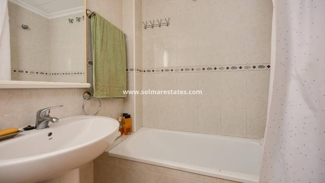 Apartamento de 2 habitaciones en Torrevieja en venta con piscina - 145.000 € (Ref: 9999151)
