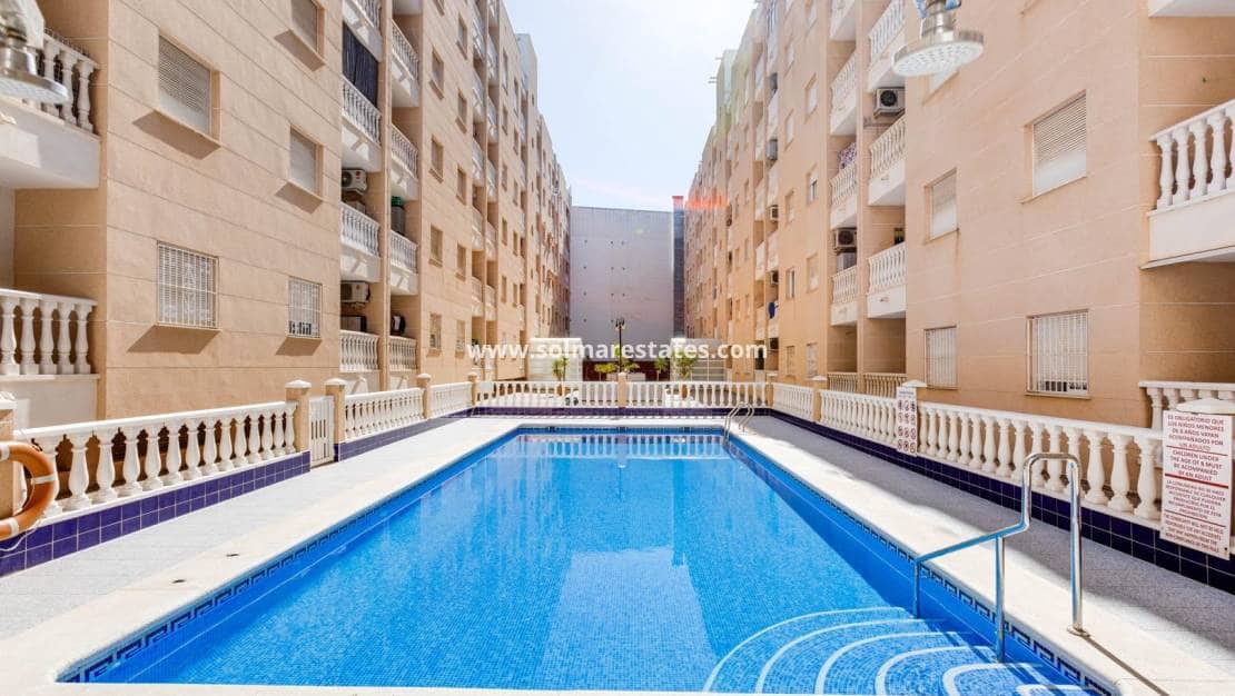 Apartamento de 2 habitaciones en Torrevieja en venta con piscina - 145.000 € (Ref: 9999151)