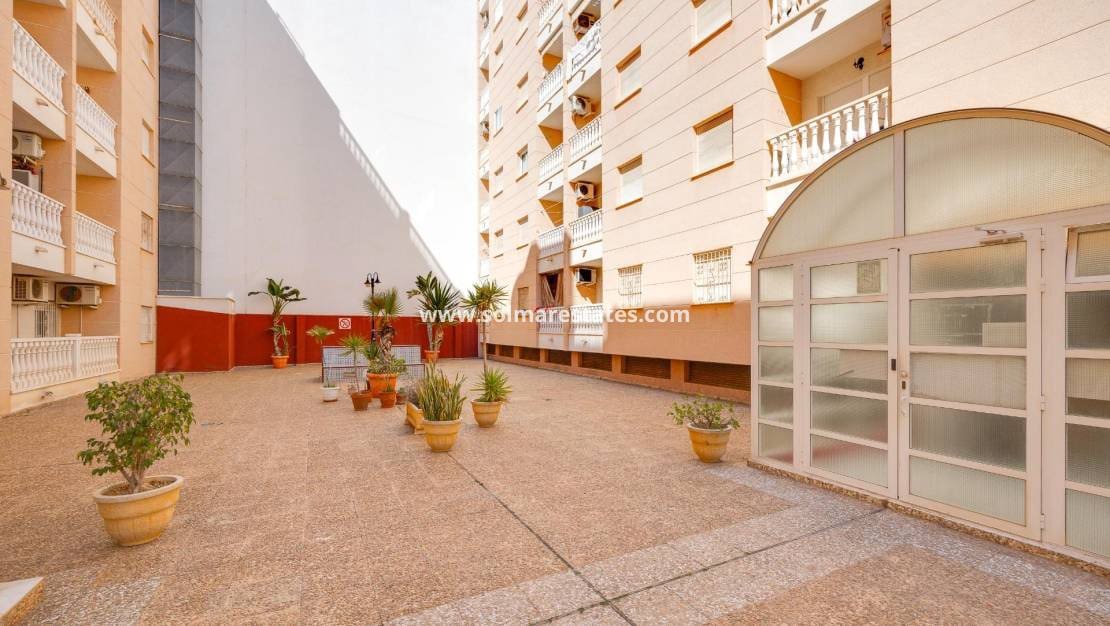 Apartamento de 2 habitaciones en Torrevieja en venta con piscina - 145.000 € (Ref: 9999151)