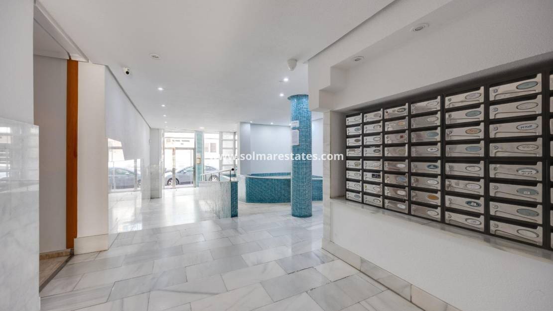 Apartamento de 2 habitaciones en Torrevieja en venta con piscina - 145.000 € (Ref: 9999151)